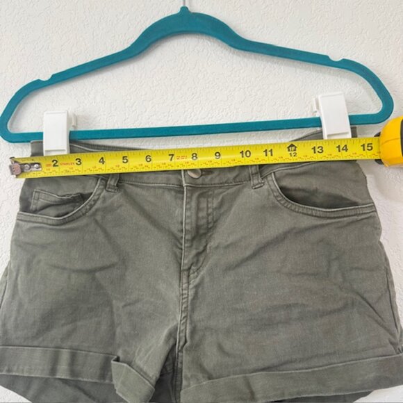 H&M Olive Green Mid Rise Jean Shorts Cuffed Womens Size 8‎ - Picture 4 of 6